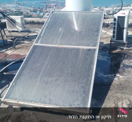דוד שמש על גג עם נוף לים